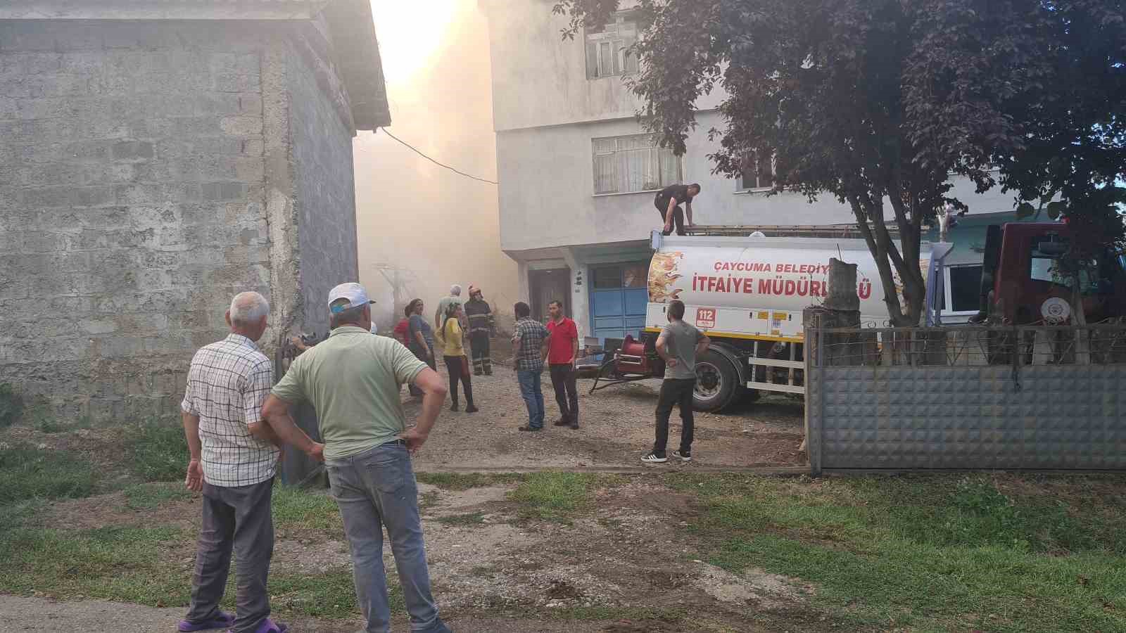 ÇAYCUMA’DA ODUNLUK YANGININA İLK MÜDAHALEYİ JANDARMA EKİPLERİ YAPTI