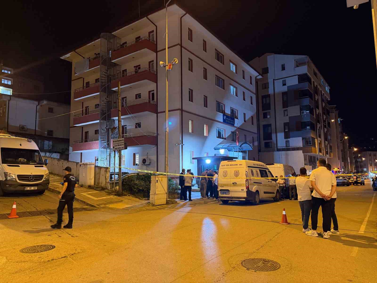ARSİN’DE OTOPARKTAKİ ARAÇLARIN ÜZERİNE İNSANSIZ HAVA ARACI DÜŞTÜ