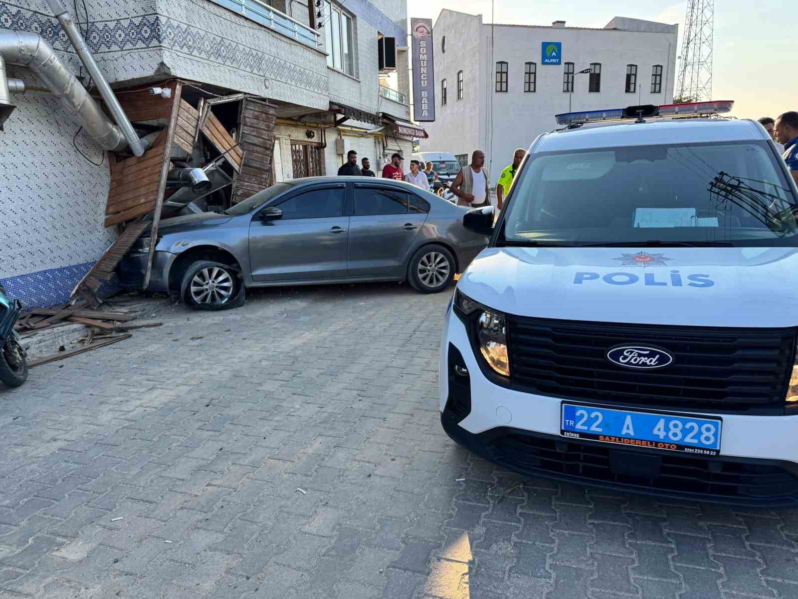 EDİRNE’DE "DUR" İHTARINA UYMAYAN İKİ ARACIN KAÇIŞI KAZAYLA SON BULDU