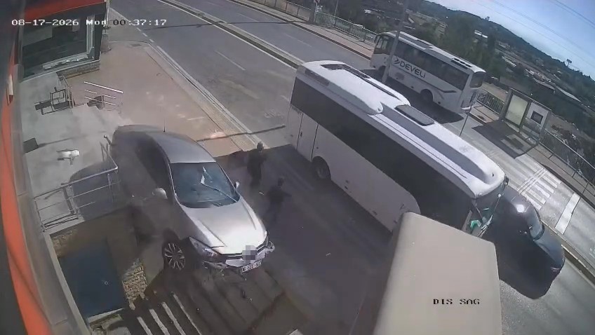 OTOMOBİL MERDİVEN BOŞLUĞUNA UÇTU: 2 KİŞİ EZİLMEKTEN SANİYELERLE KURTULDU