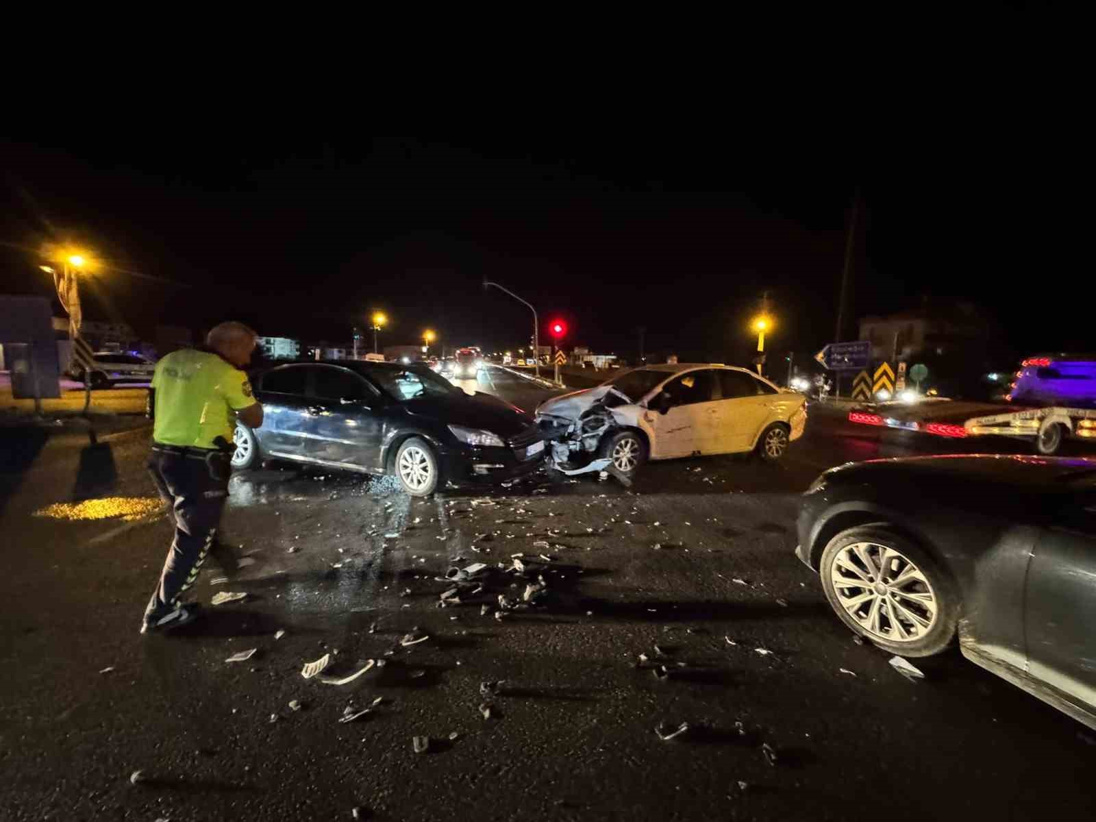ORTACA’DAKİ KAZADA ÜÇ ARAÇTA MADDİ HASAR OLUŞTU