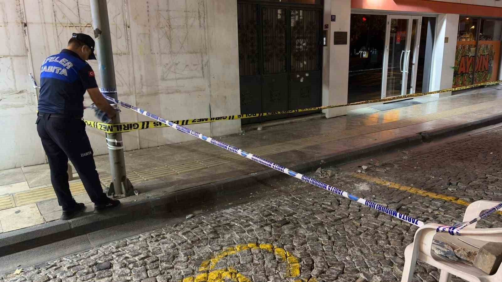 ÇATIDAN KOPAN BETON PARÇALARI KORKUTTU
