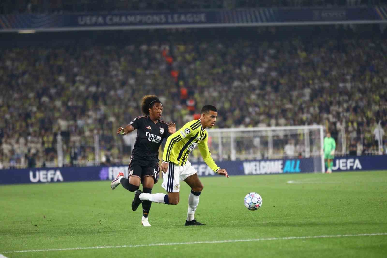 UEFA ŞAMPİYONLAR LİGİ: FENERBAHÇE: 0 - OLYMPİQUE LYON: 1 (İLK YARI)