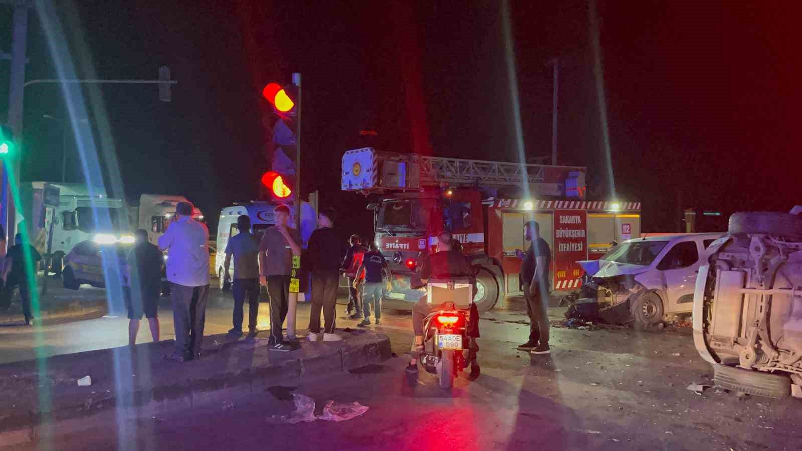 HAFİF TİCARİ ARAÇLA ÇARPIŞAN SUV YAN YATTI: 1’İ AĞIR, 1’İ BEBEK, TOPLAM 7 YARALI