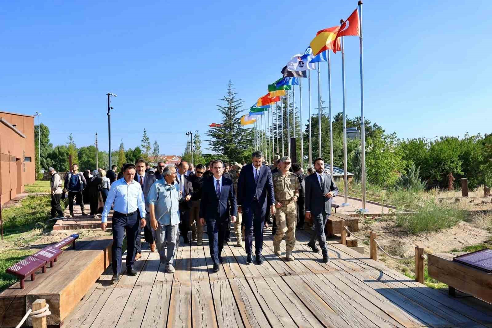 BAKAN YARDIMCISI ÇELİK, AHLAT’TA İNCELEMELERDE BULUNDU