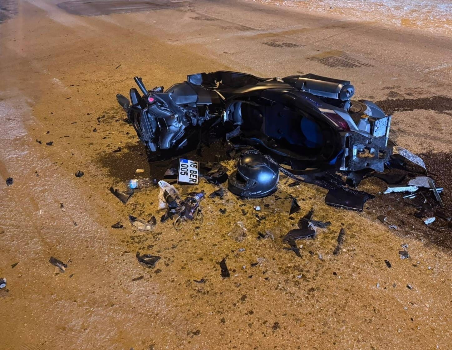 OTOMOBİL İLE MOTOSİKLET KAFA KAFAYA ÇARPIŞTI: 1 AĞIR YARALI