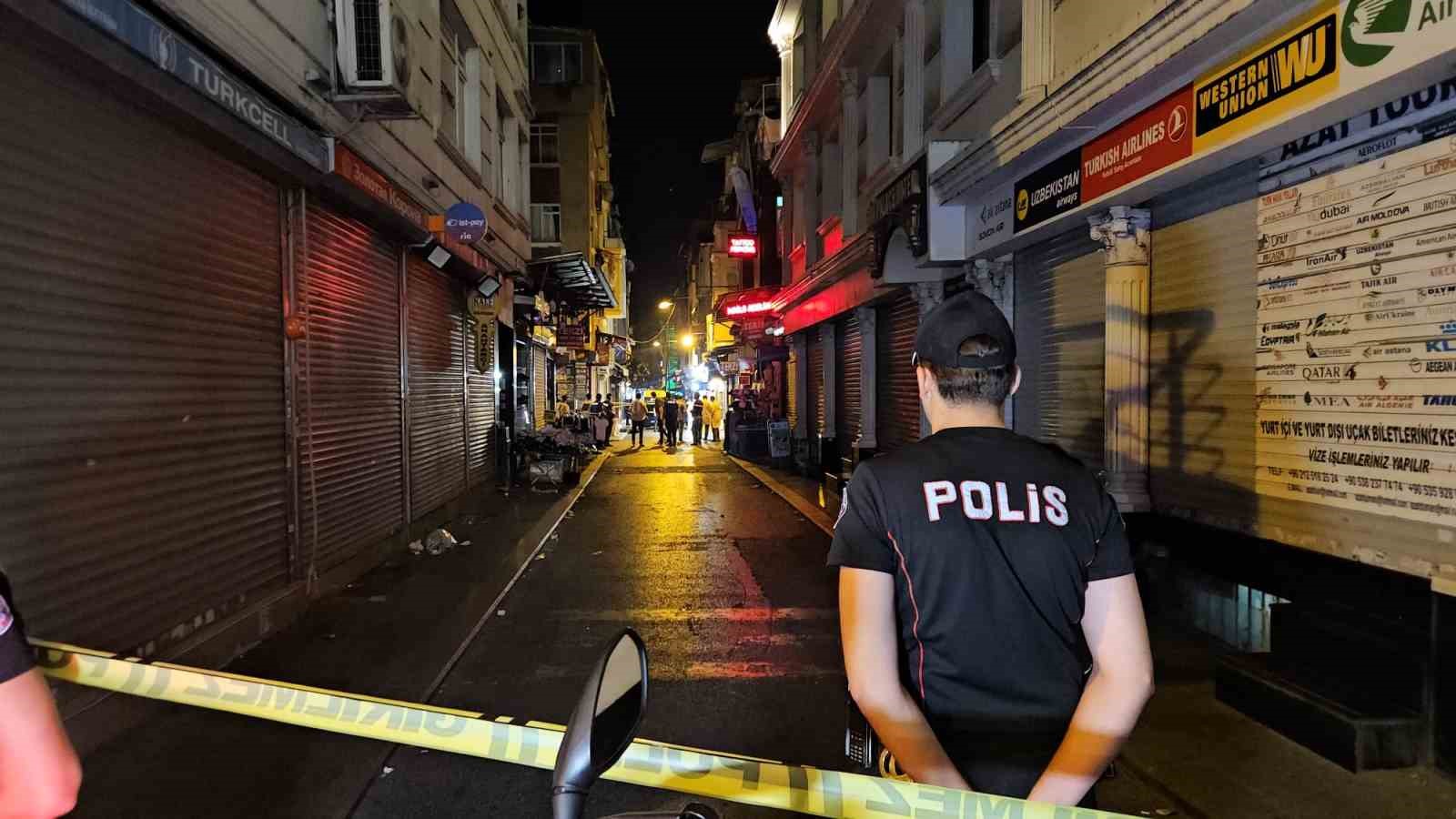 FATİH’TE ESNAF KAVGASINDA SİLAHLAR KONUŞTU: 1 ÖLÜ, 1 YARALI