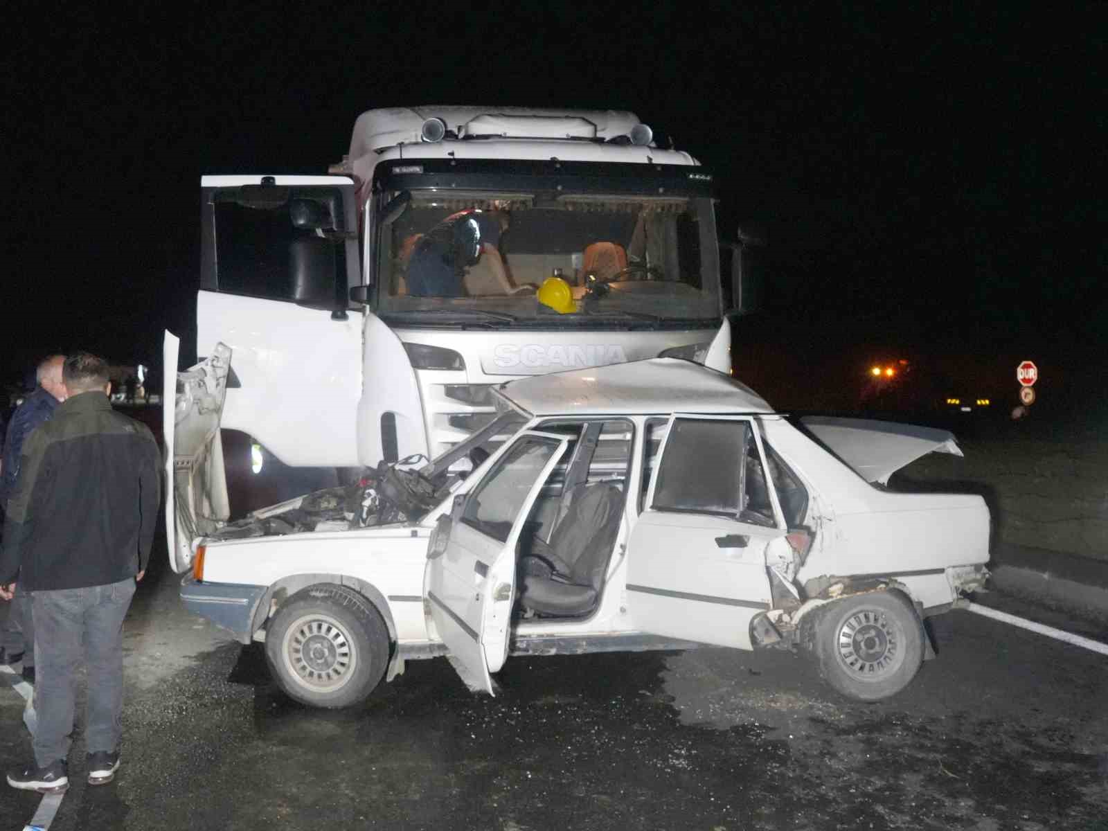 KASTAMONU’DA TIR İLE OTOMOBİL ÇARPIŞTI: KAZADA SÜRÜCÜ İLE EŞİ HAYATINI KAYBETTİ