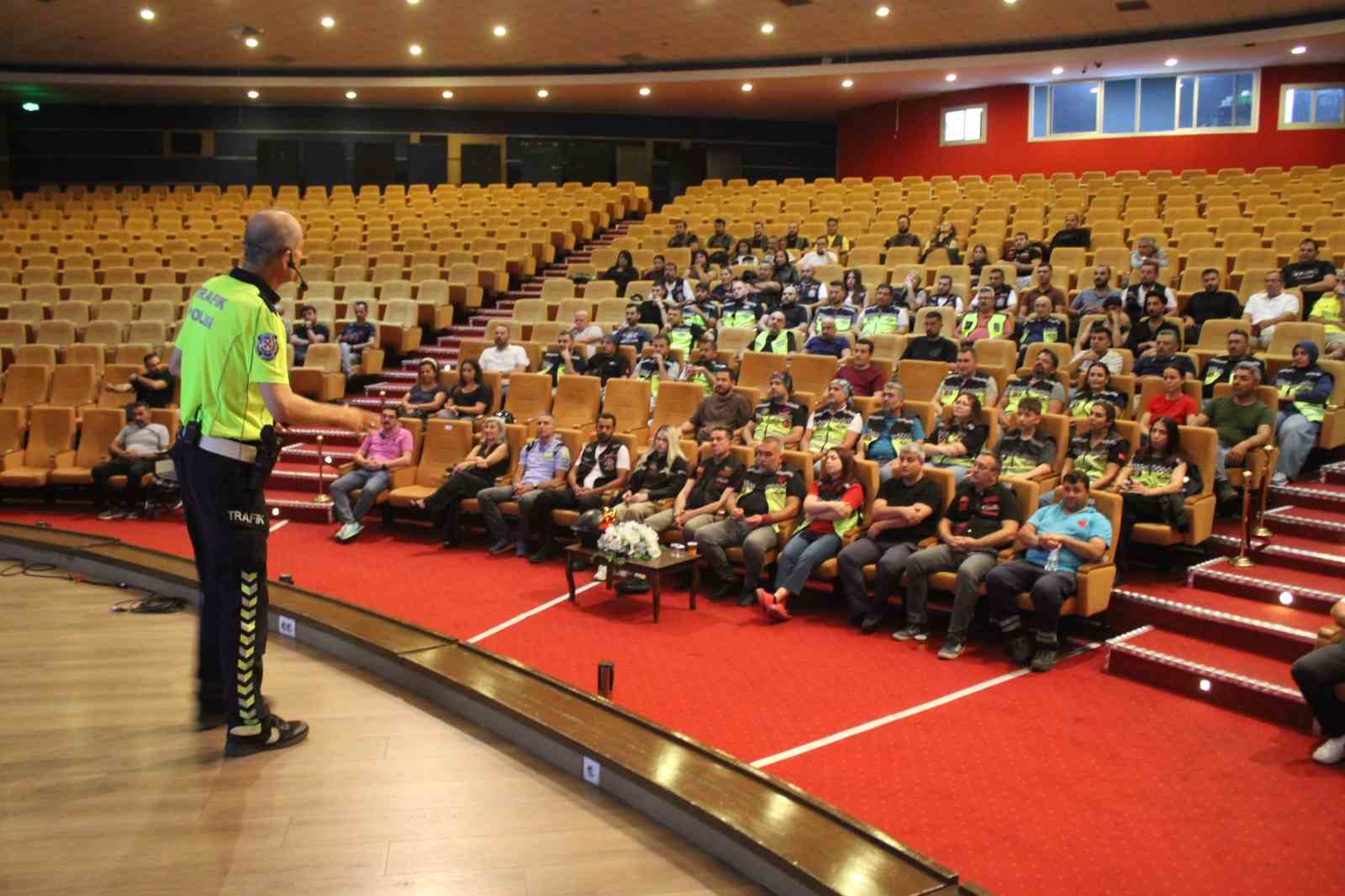 AYDIN’DA 200 MOTOSİKLET SÜRÜCÜSÜNE "GÜVENLİ SÜRÜŞ" EĞİTİMİ