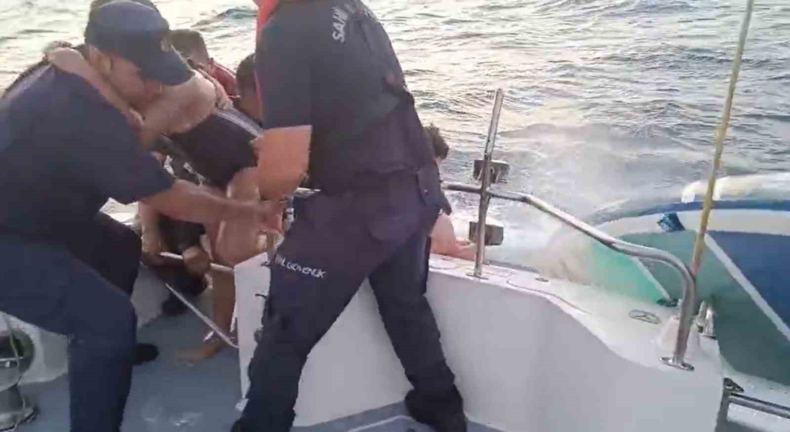 YALOVA’DA DENİZDE SÜRÜKLENEN BABA VE KIZI 5 KİLOMETRE AÇIKTA KURTARILDI