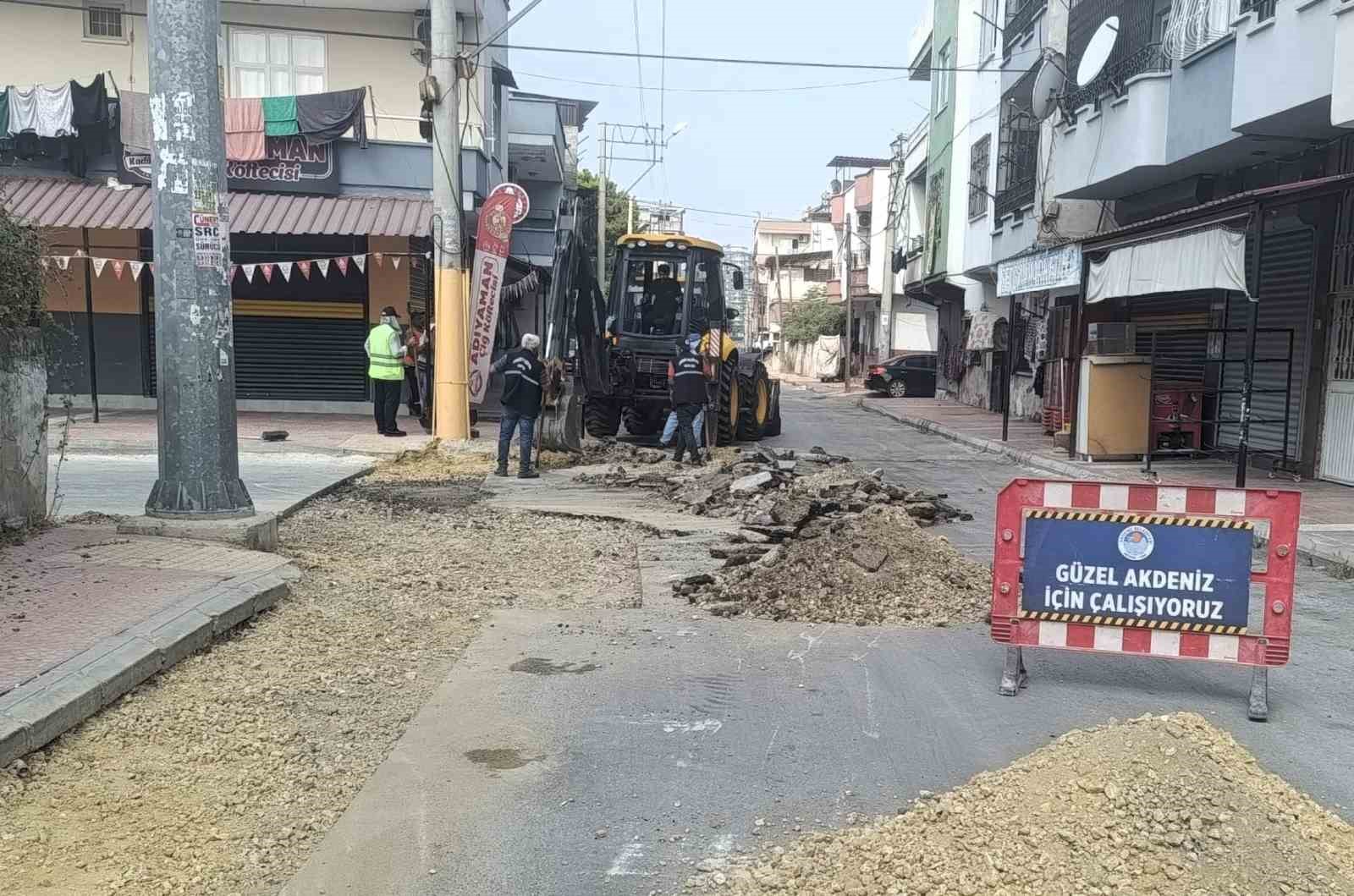 AKDENİZ’DE YENİ YOLLAR AÇILIYOR, SOKAK VE KALDIRIMLAR YENİLENİYOR
