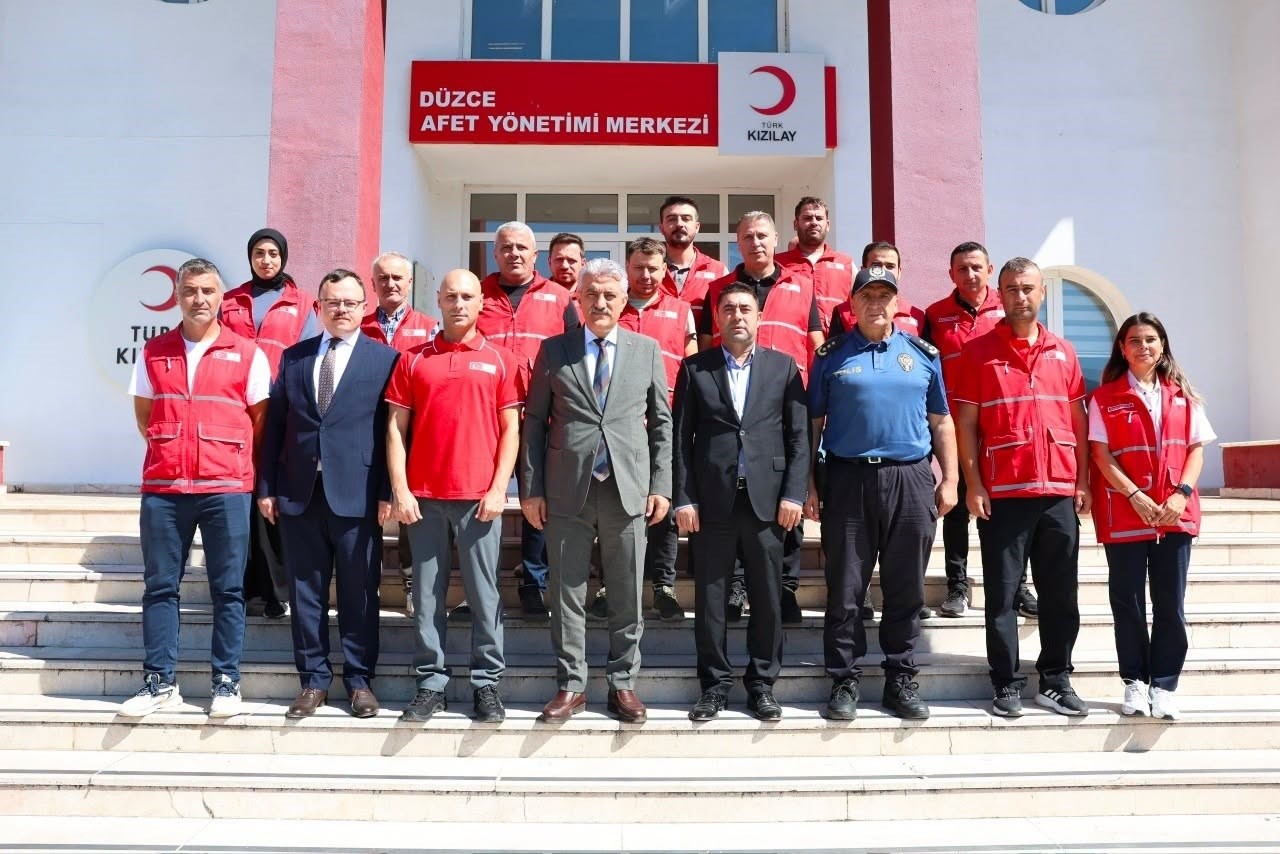 VALİ MAKAS KIZILAY AFET MERKEZİNE İNCELEDİ
