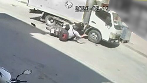 KAMYONETLE MOTOSİKLET ÇARPIŞTI : 2 YARALI