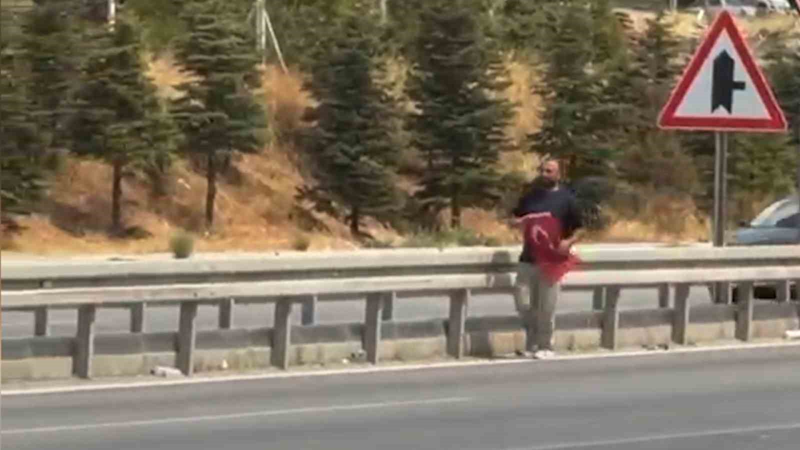 YOLA DÜŞEN TÜRK BAYRAĞINI YERDE BIRAKMADI