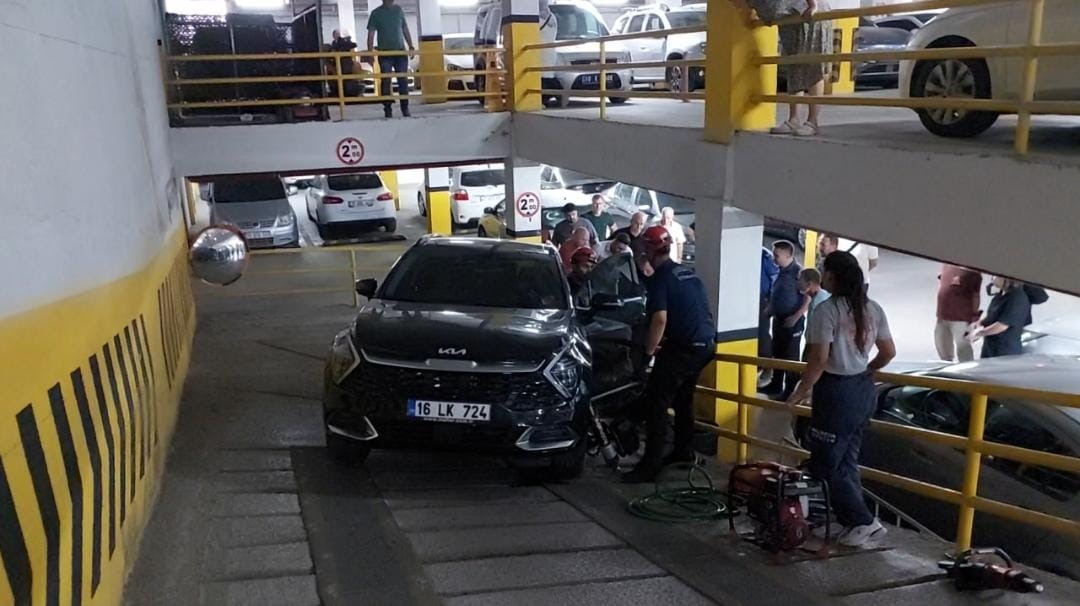 OTOPARKTA OTOMOBİLİN ALTINDA KALAN GENÇ KADIN YARALANDI