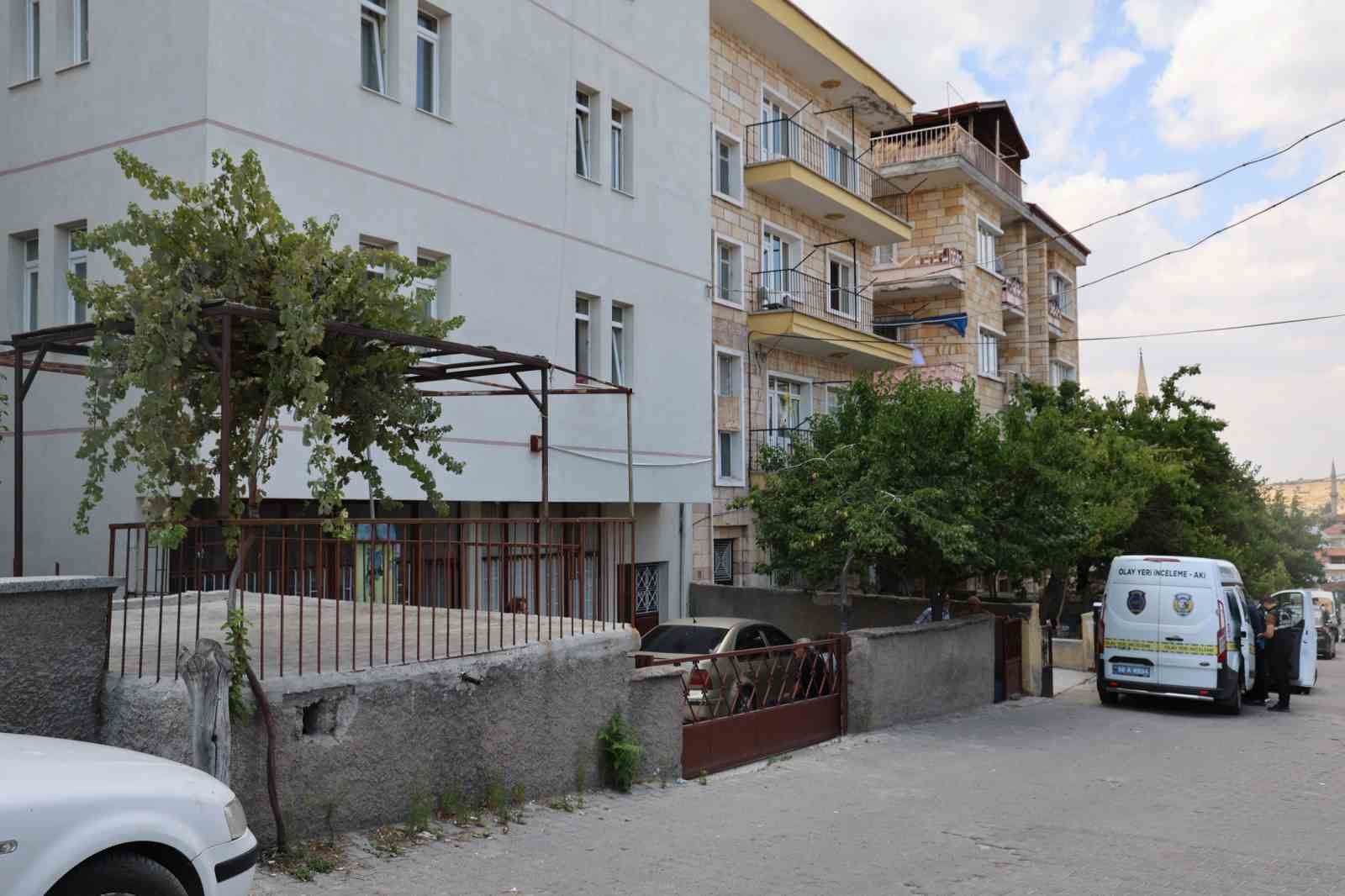 HABER ALINAMAYAN ADAM EVİNDE ÖLÜ BULUNDU