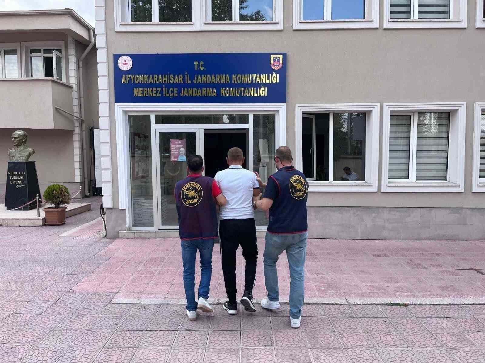 JANDARMA 20 YIL HAPİS CEZASIYLA ARANAN ŞAHSI YAKALADI