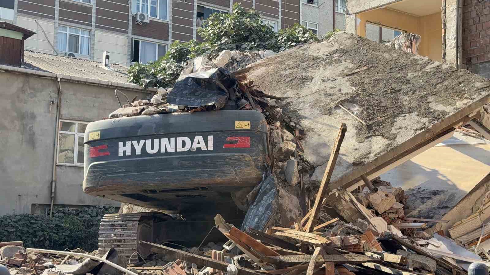 KÜÇÜKÇEKMECE’DE YIKIMI YAPILAN BİNA, İŞ MAKİNESİNİN ÜZERİNE DEVRİLDİ