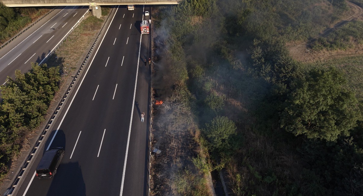 OTOYOLDA KORKUTAN YANGIN: YOL KENARINA ATILAN İZMARİT YANGIN ÇIKARTTI