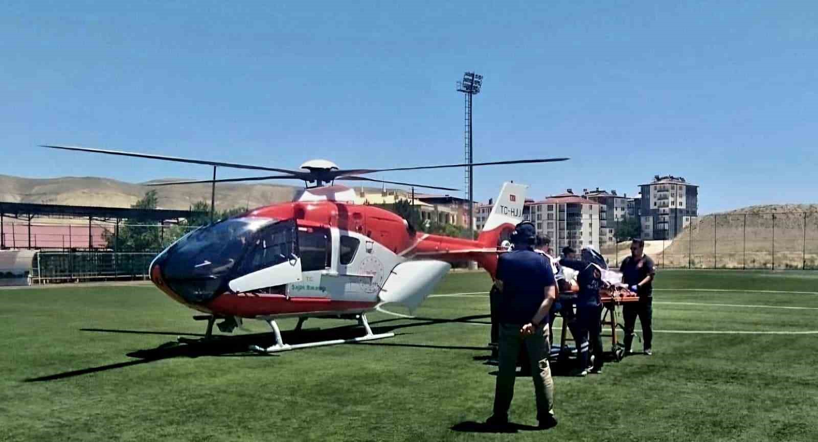 DARENDE’DE KALP KRİZİ GEÇİREN 16 YAŞINDAKİ HASTA HAVA AMBULANSIYLA MALATYA’YA SEVK EDİLDİ