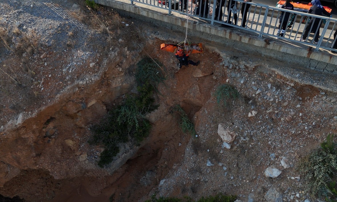 DENİZ KEYFİ HASTANEDE SON BULDU, KAYALIK ALANDA MAHSUR KALAN VATANDAŞ 2 SAATTE KURTARILDI