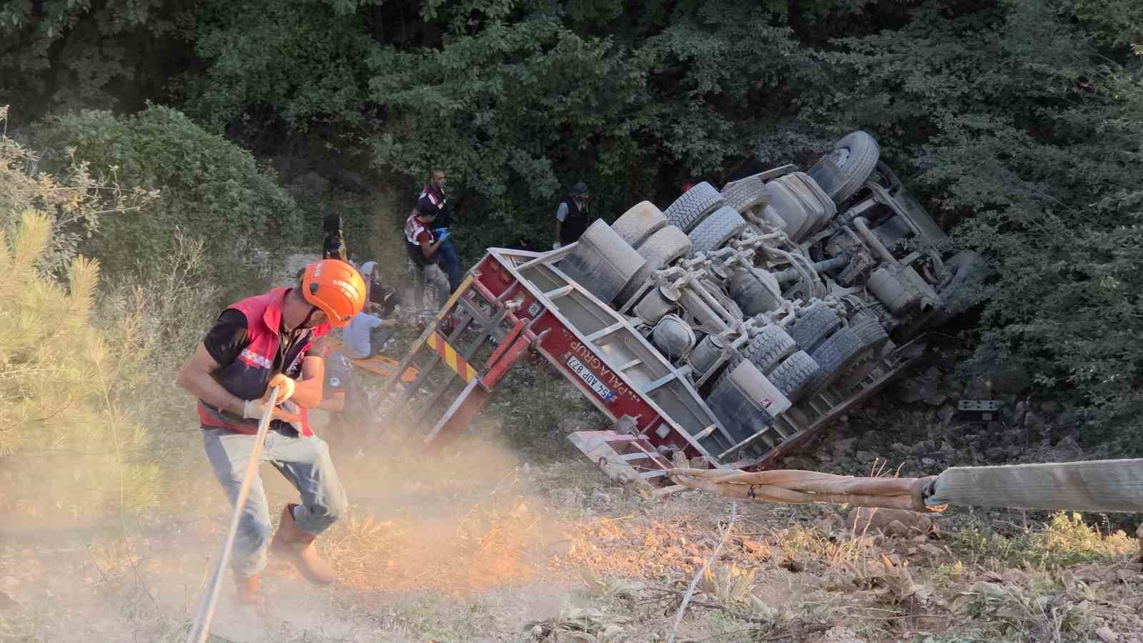KONTROLDEN ÇIKAN TIR ŞARAMPOLE DEVRİLDİ, SÜRÜCÜ HAYATINI KAYBETTİ