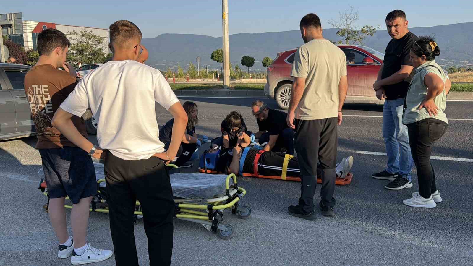 BOLU’DA MOTOSİKLETLE OTOMOBİL ÇARPIŞTI: 2 YARALI
