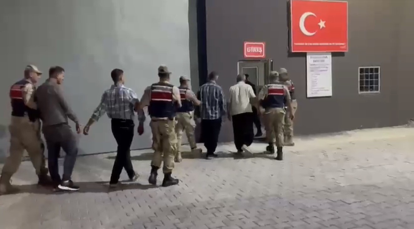 ARAÇLARIYLA SEYİR HALİNDEKİ AİLEYE SİLAHLI SALDIRIDA BULUNAN ZANLILAR TUTUKLANDI