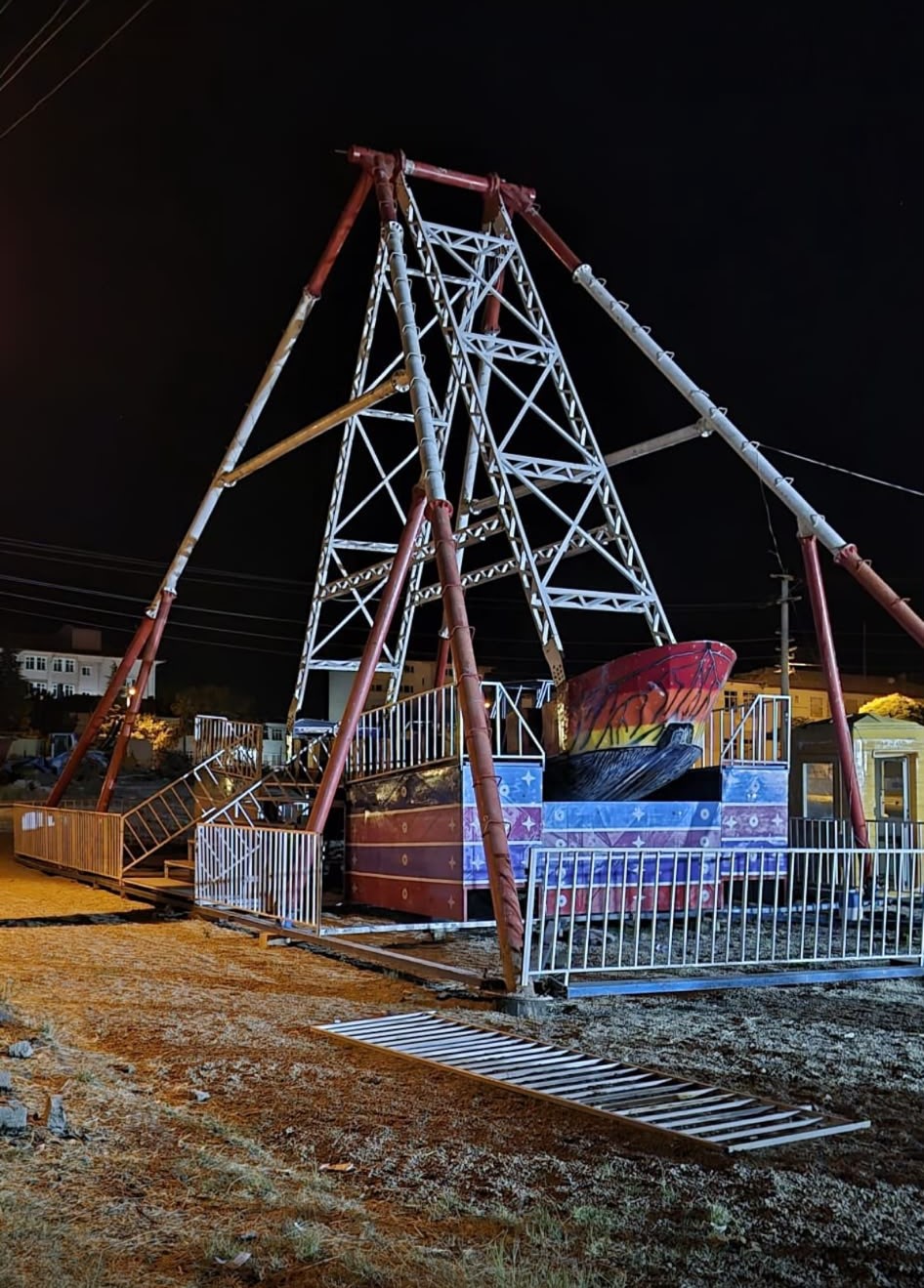 KIRŞEHİR’DE LUNAPARKTA İŞ KAZASI: GONDOLDAN DÜŞEN İŞÇİ YARALANDI