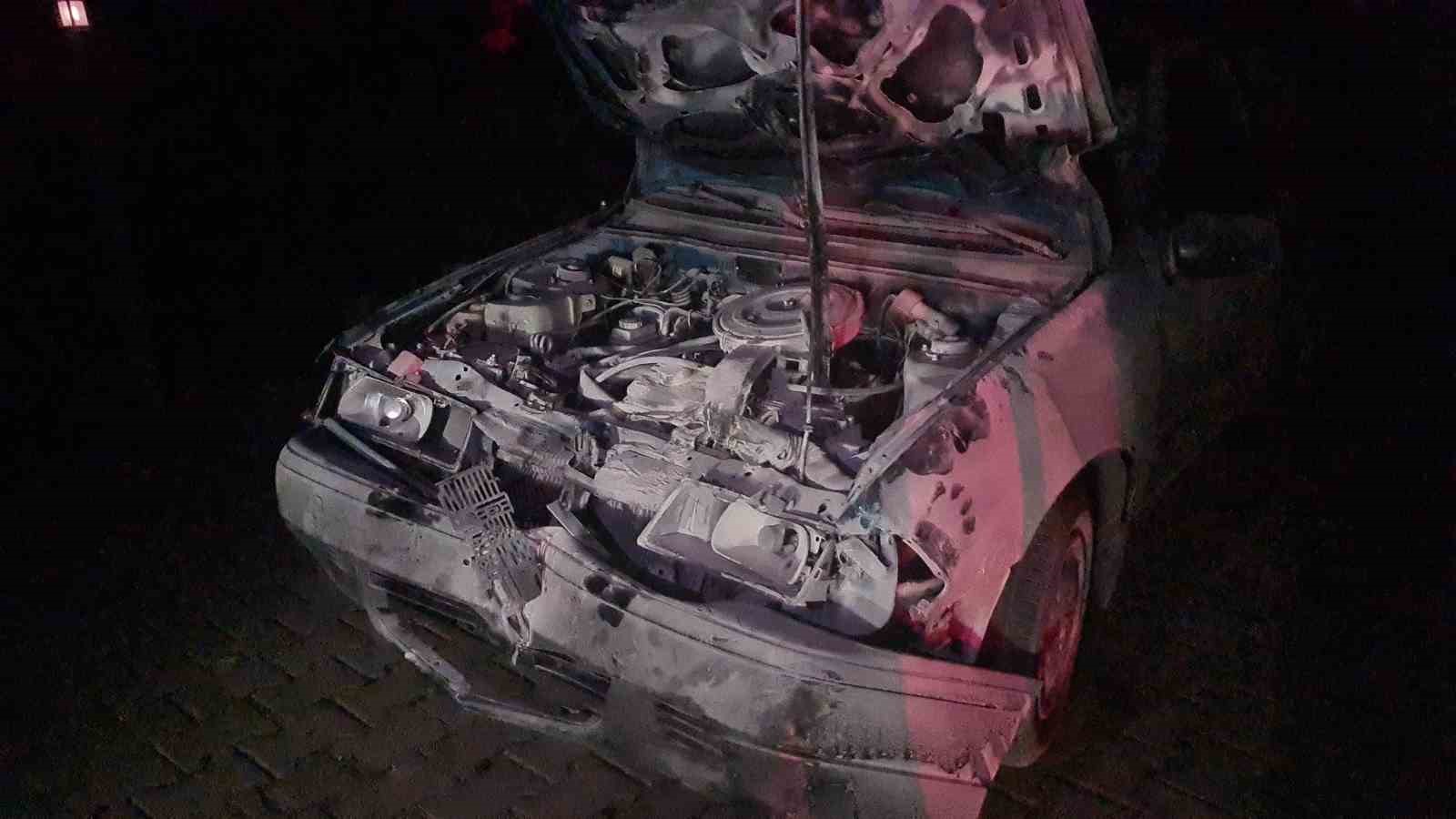 OTOMOBİL KARAYOLUNA ÇIKAN 3 MANDAYA ÇARPTI: 1’İ AĞIR, 2 YARALI