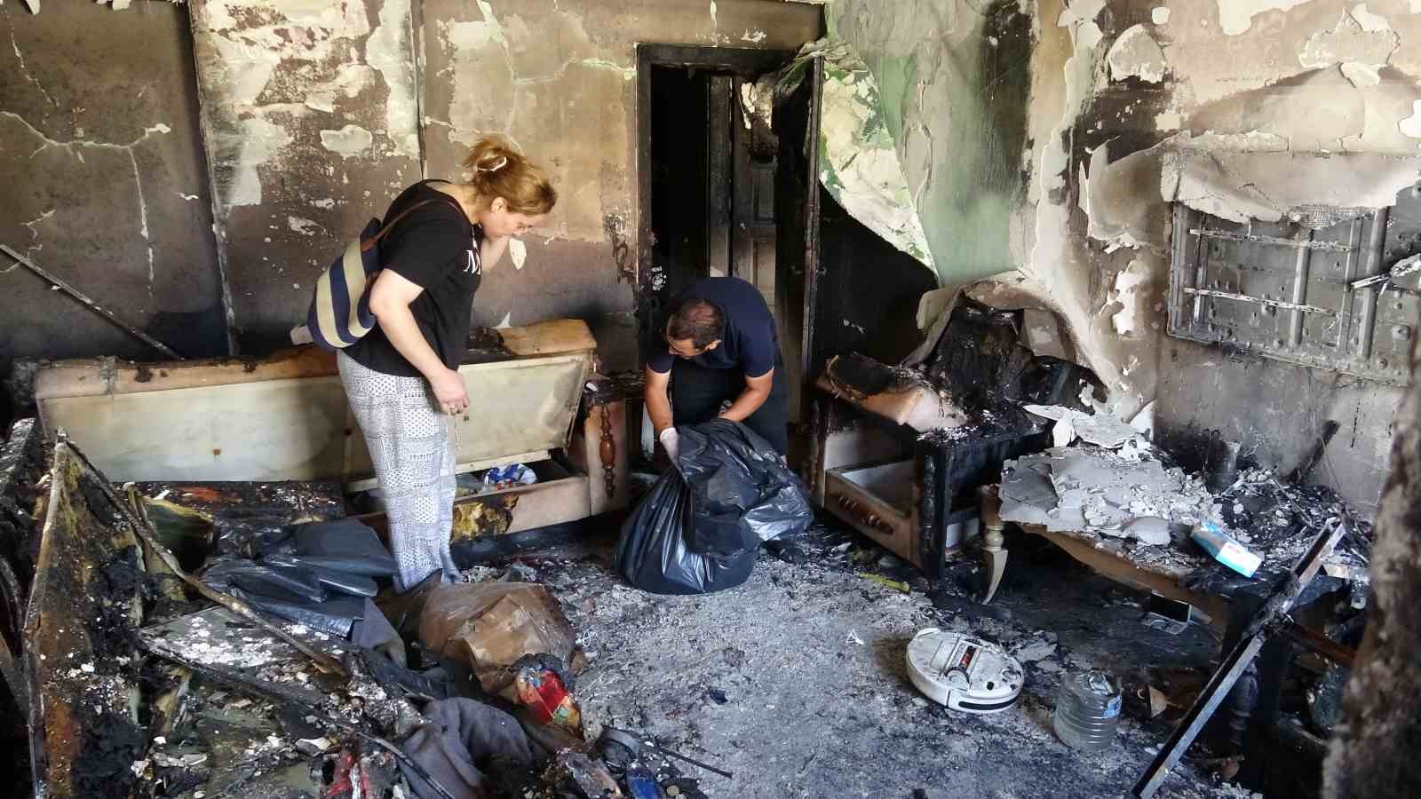 KAMERAYA YANSIYAN PATLAMALARLA BİRLİKTE ALEVLERE TESLİM OLAN EVDE ANNE VE OĞLU YANARAK YARALANDI