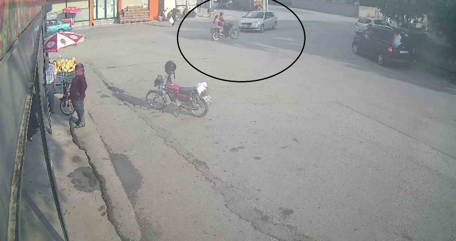 OTOMOBİLLE ÇARPIŞAN MOTOSİKLETTEKİ 2 KİŞİ YARALANDI