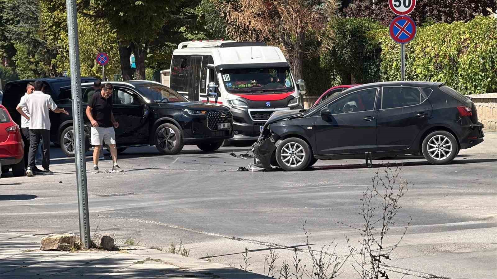 ESKİŞEHİR’DE MEYDANA GELEN KAZADA İKİ ARAÇ KULLANILAMAZ HALE GELDİ