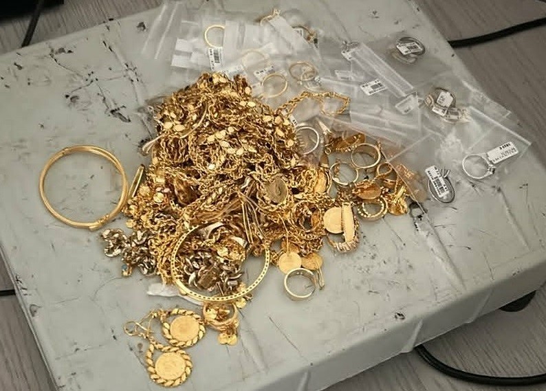 BULGARİSTAN’DA GURBETÇİ AİLENİN ARACINDA 603 GRAM KAÇAK ALTIN ELE GEÇİRİLDİ