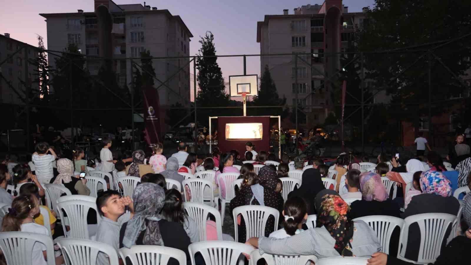 KARAGÖZ’ÜN SALINCAĞI İLK GÖSTERİMİNDE ÇOCUKLAR VE AİLELER BULUŞTU