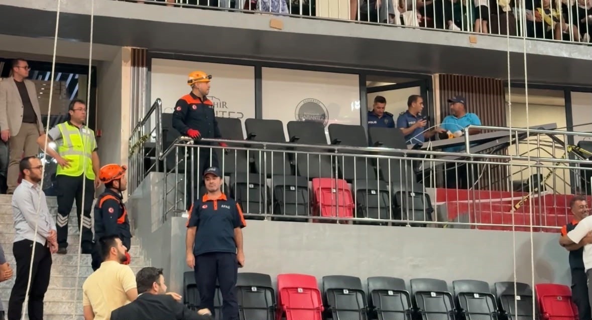 GAZİANTEP’TE İKİ TRİBÜN ARASINDAKİ AHŞAP DEKORASYON DÜŞTÜ: 7 YARALI