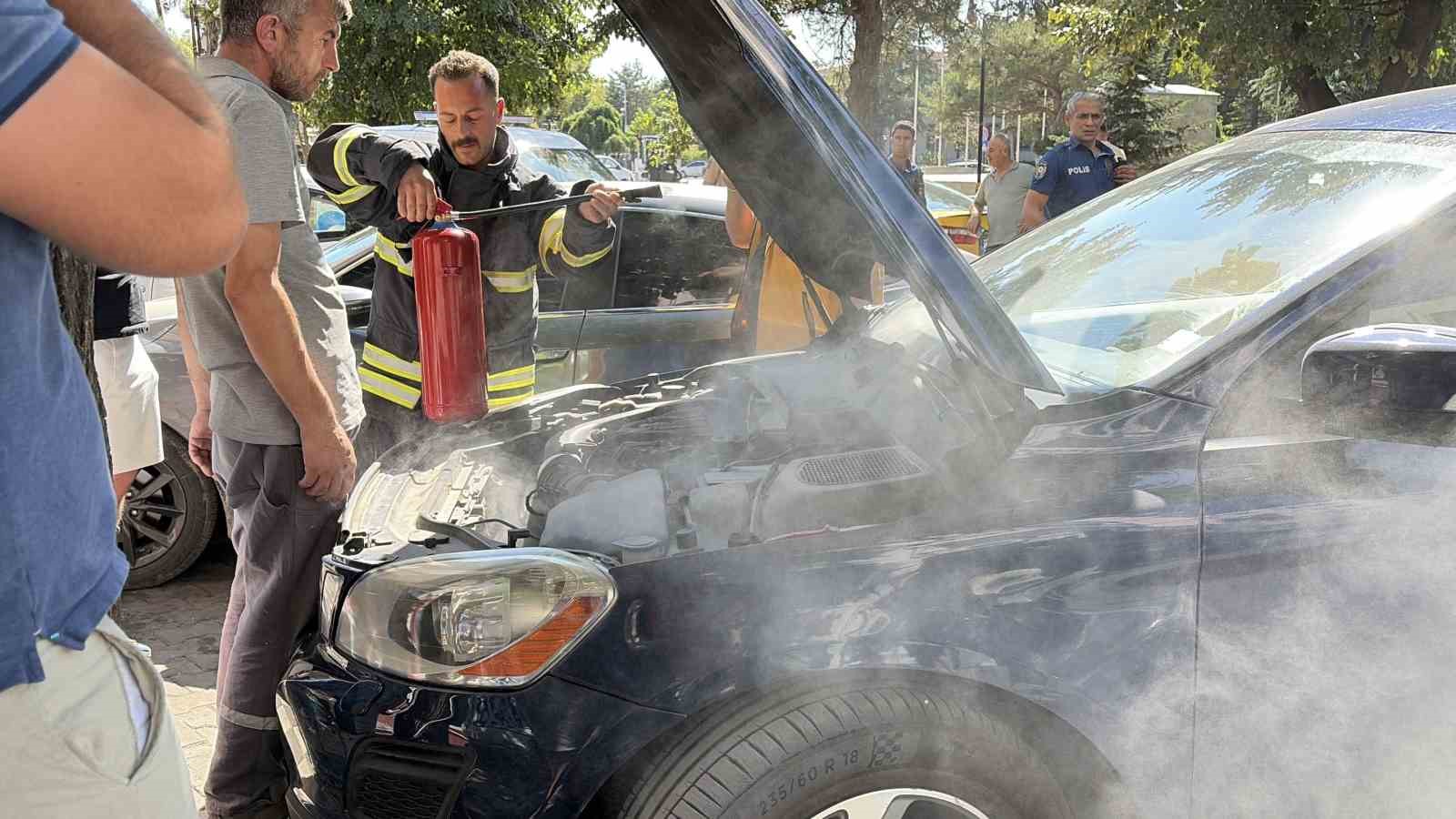 KIRKLARELİ’NDE OTOMOBİLDEN YÜKSELEN DUMANLAR PANİĞE SEBEP OLDU