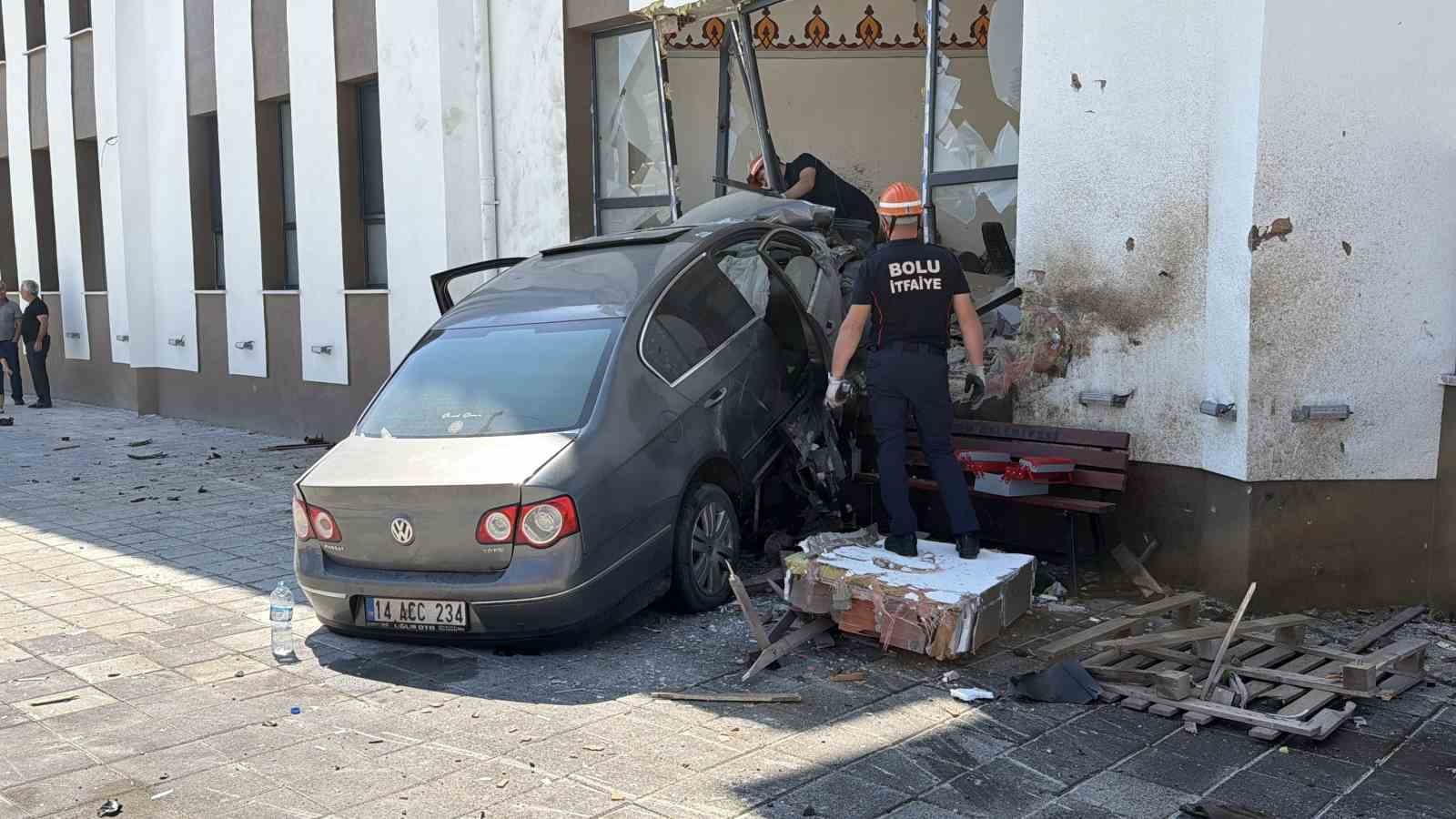 BOLU’DA 84 METRE SAVRULUP CAMİNİN İMAM ODASINA DALAN ARACIN SÜRÜCÜSÜ ALKOLLÜ ÇIKTI: 290 BİN LİRA CEZA KESİLDİ