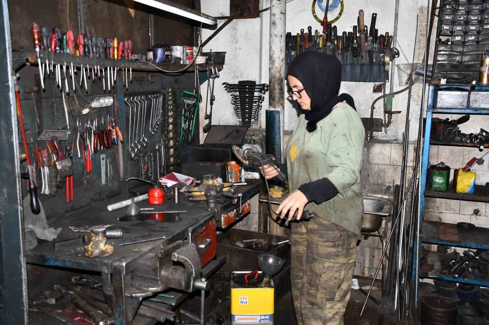 SANAYİNİN GENÇ KADIN TORNACISI