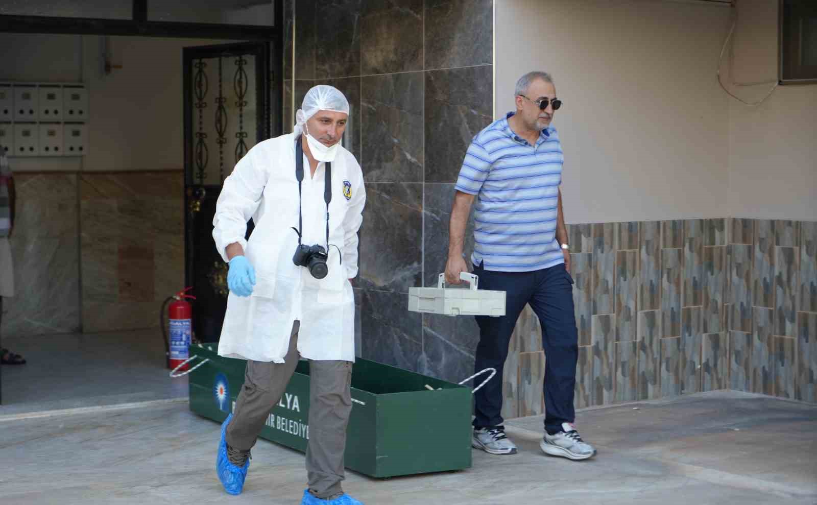 EVDE ÖLÜ BULUNAN ANNE İLE KIZININ CENAZELERİ ADLİ TIP KURUMU MORGUNA GÖNDERİLDİ