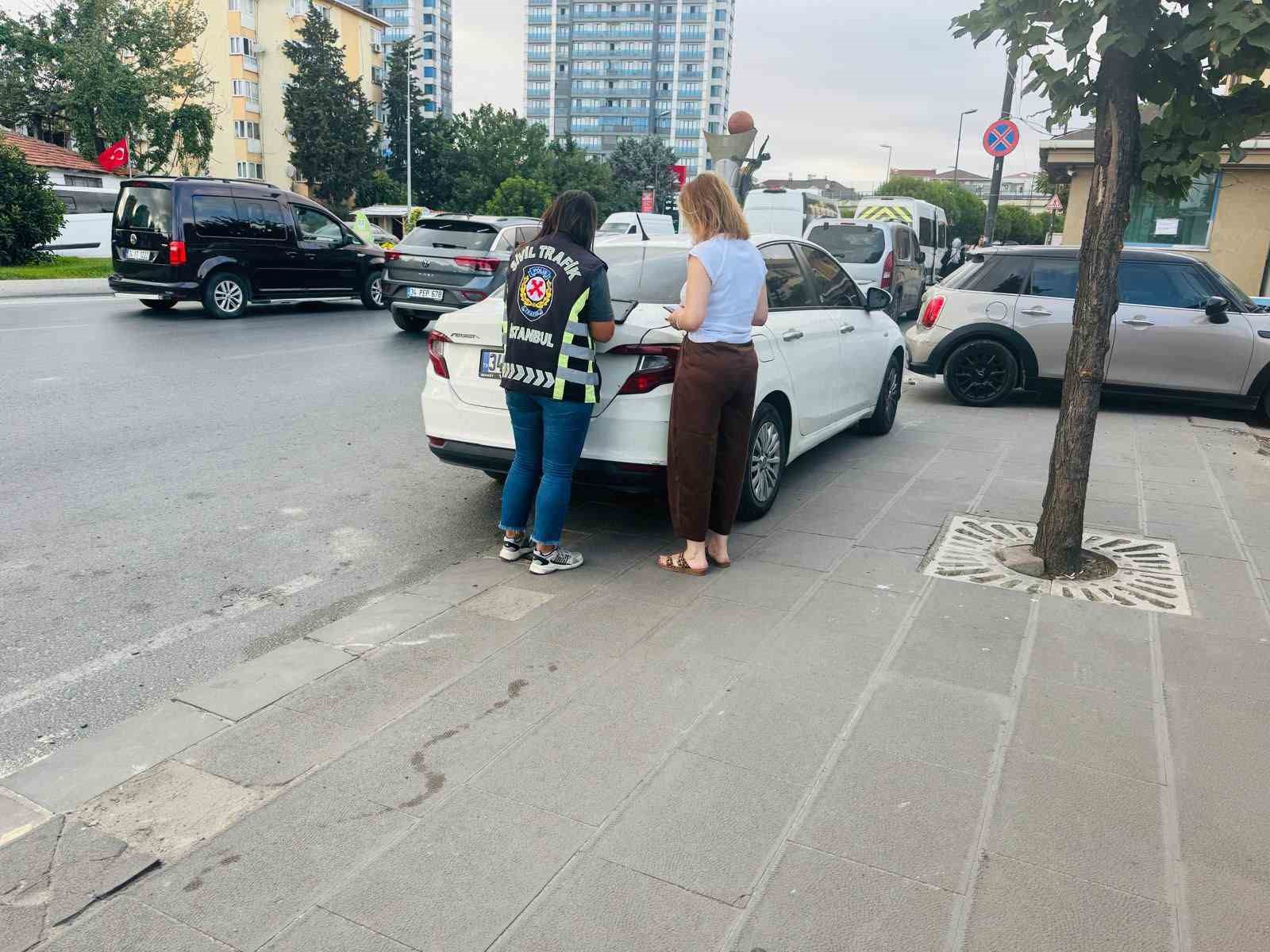 TARTIŞTIĞI SÜRÜCÜNÜN ÖNÜNDE ANİ FREN YAPARAK GİTMESİNİ ENGELLEDİ