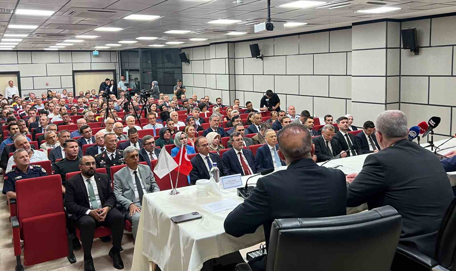 BAKAN BOLAT: "2025 YILI İTİBARIYLA MAL İHRACATIMIZI 273,2 MİLYAR DOLARA YÜKSELTEREK CUMHURİYET TARİHİMİZİN EN YÜKSEK İHRACAT SEVİYESİNE ULAŞTIK"