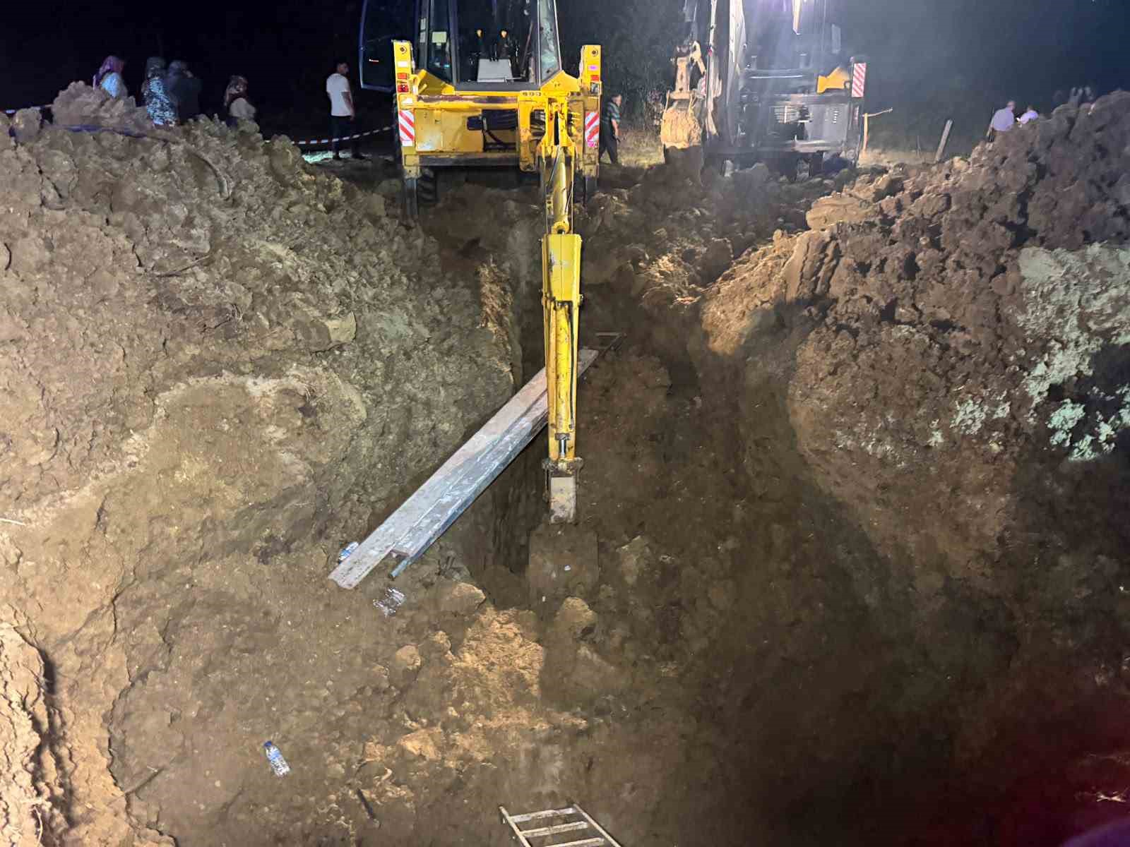 TOPRAK ALTINDA KALAN BABA OĞUL KURTARILDI