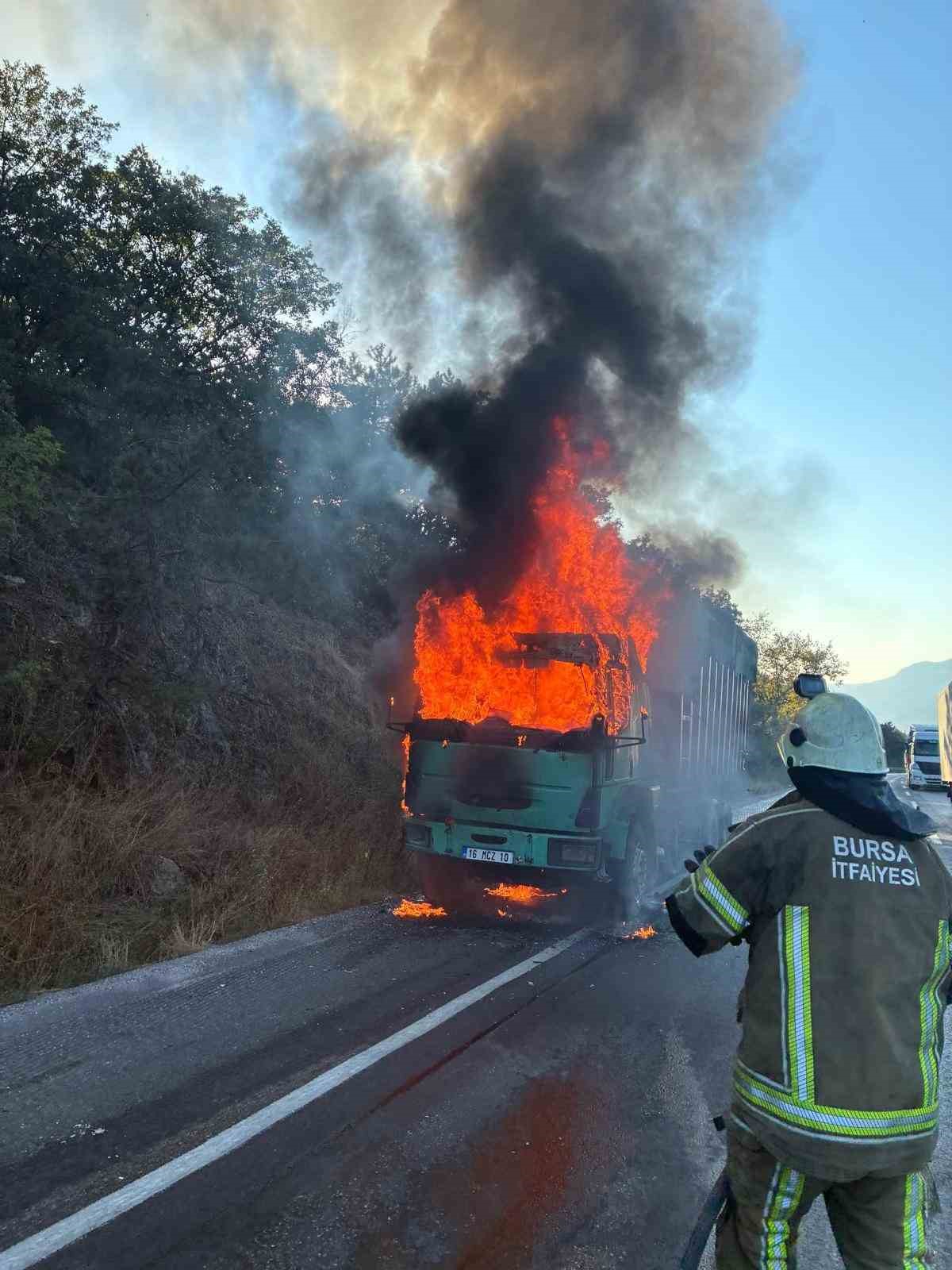 TALAŞ YÜKLÜ TIR ALEVLERE TESLİM OLDU