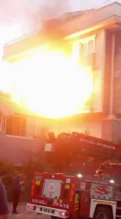 MUTFAKTA YANGIN ÇIKTI, DOĞALGAZ BOMBA GİBİ PATLADI