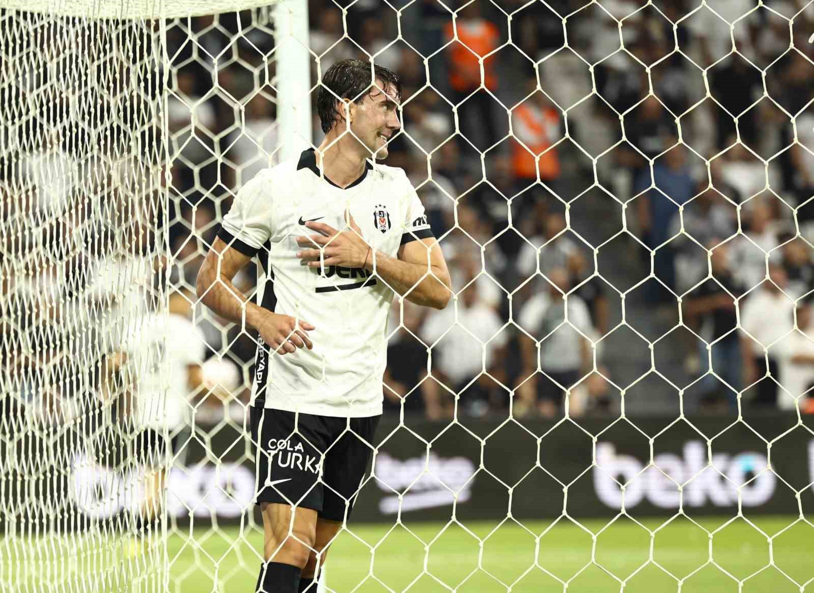 DUSAN VLAHOVİC İLK KEZ BEŞİKTAŞ FORMASINI GİYDİ