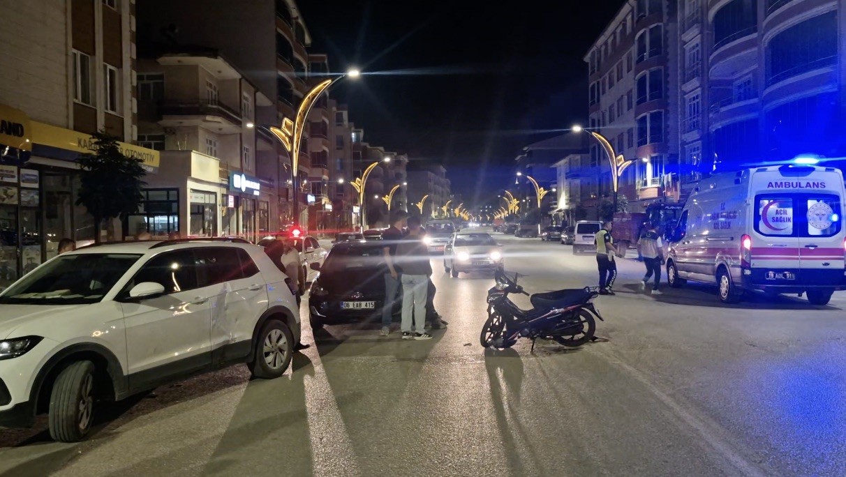 ÇORUM’DA OTOMOBİL İLE MOTOSİKLET ÇARPIŞTI: 1 YARALI