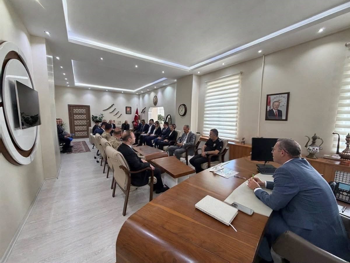 KARS VALİSİ POLAT, ARPAÇAY’DA KURUM YÖNETİCİLERİYLE BİR ARAYA GELDİ