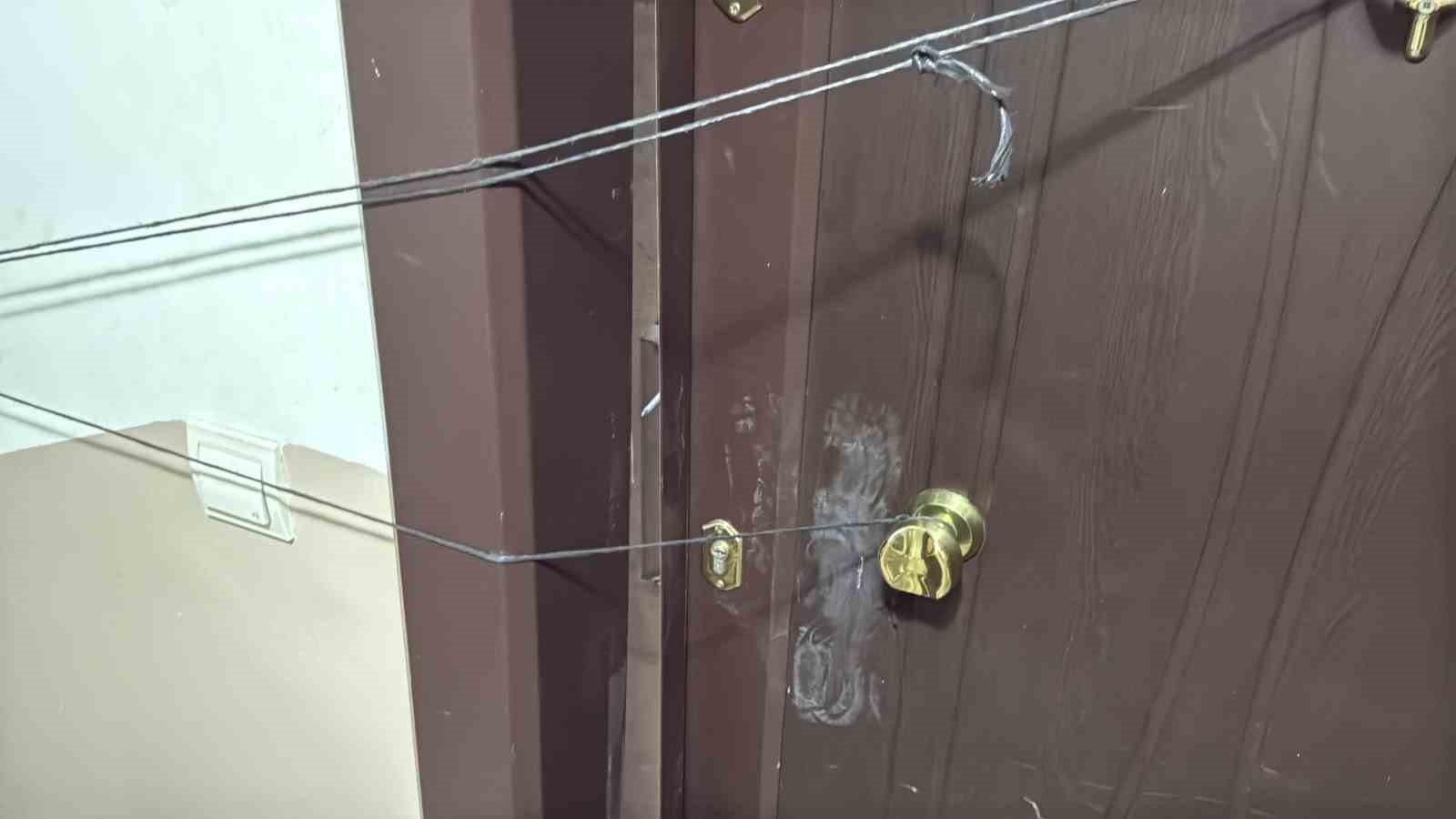 DAİRE KAPISINI KIRAN KASKLI 3 ŞÜPHELİ UYUŞTURUCU DOLU 3 KOLİYİ KAÇIRDI