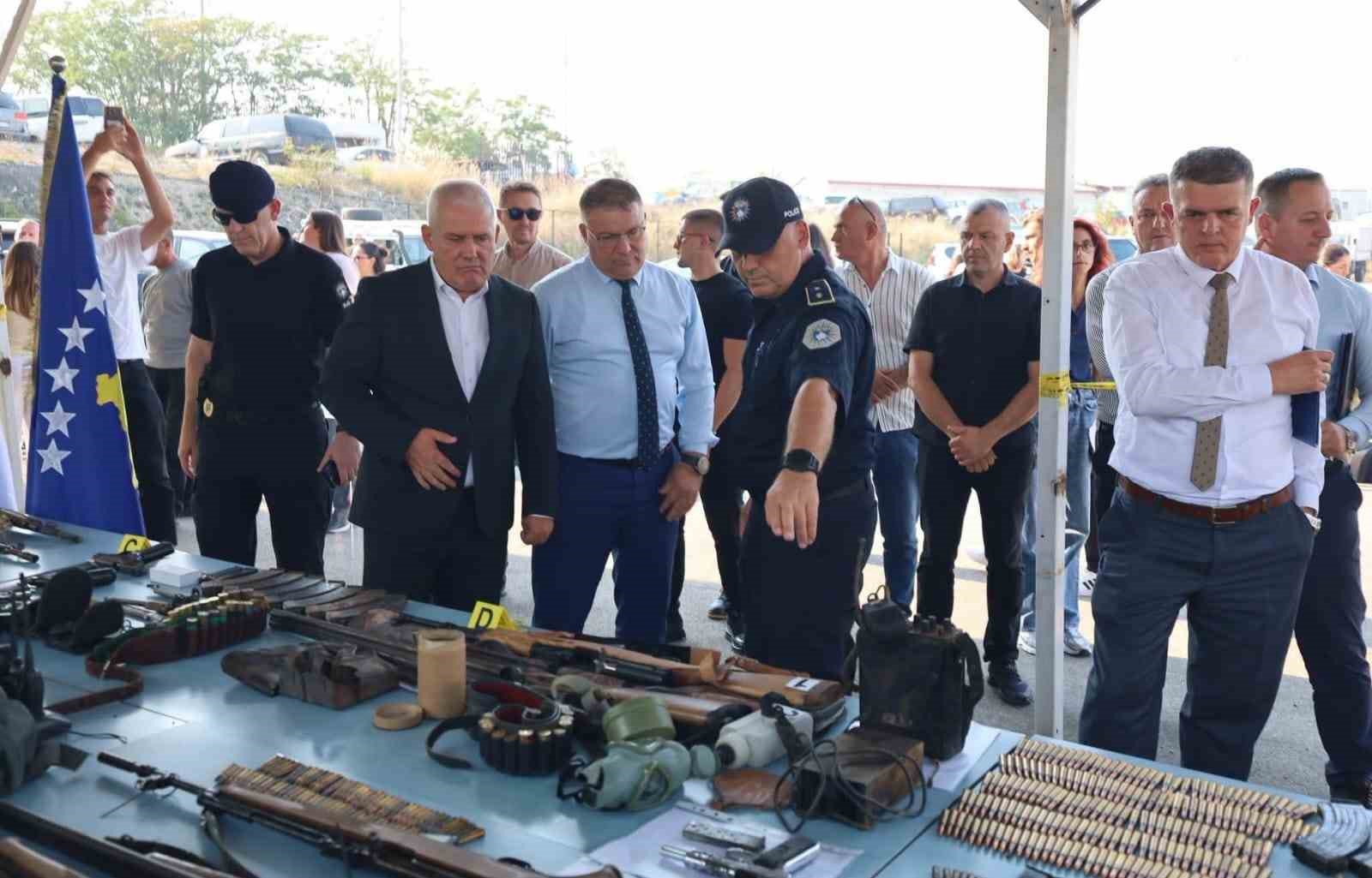 KOSOVA’DA TOPLU MEZARLARIN YAKININDA ÇOK SAYIDA SİLAH VE MÜHİMMAT BULUNDU
